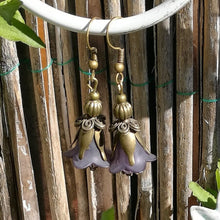 Lade das Bild in den Galerie-Viewer, Blütenohrringe "violett", 5 cm 🖐