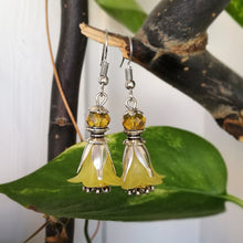 Lade das Bild in den Galerie-Viewer, Blütenohrringe "gelb", 5 cm 🖐