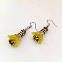 Lade das Bild in den Galerie-Viewer, Blütenohrringe "gelb", 5 cm 🖐