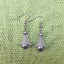 Lade das Bild in den Galerie-Viewer, Blütenohrringe "weiß & grau", 4,5 cm 🖐