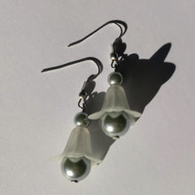 Lade das Bild in den Galerie-Viewer, Blütenohrringe "weiß & grau", 4,5 cm 🖐