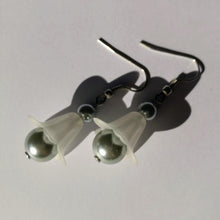 Lade das Bild in den Galerie-Viewer, Blütenohrringe "weiß & grau", 4,5 cm 🖐