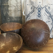 Lade das Bild in den Galerie-Viewer, Kokosnuss-Schalen, 4 Stück