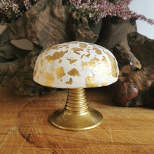 Lade das Bild in den Galerie-Viewer, Beton Pilz "gold", 9 cm 🖐