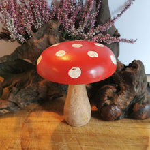 Lade das Bild in den Galerie-Viewer, Fliegenpilz aus Holz, 14 cm