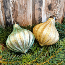 Lade das Bild in den Galerie-Viewer, Christbaumkugel "Vintage Goldpatina", 10 cm