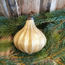 Lade das Bild in den Galerie-Viewer, Christbaumkugel "Vintage Goldpatina", 10 cm