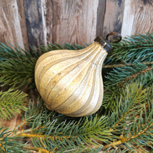Lade das Bild in den Galerie-Viewer, Christbaumkugel "Vintage Goldpatina", 10 cm