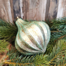 Lade das Bild in den Galerie-Viewer, Christbaumkugel "Vintage Kupferpatina", 10 cm