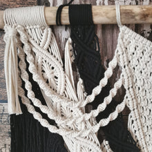 Lade das Bild in den Galerie-Viewer, Großes Makramee, schwarz/weiß, 83 cm 🖐