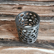 Lade das Bild in den Galerie-Viewer, Teelichthalter "Voronoi", anthrazit/glitzer, 7 cm 🖐