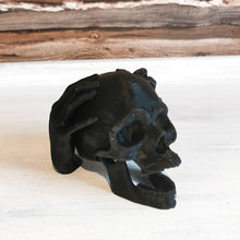 Lade das Bild in den Galerie-Viewer, Schädel mit Händen, schwarz, 9 cm 🖐