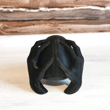 Lade das Bild in den Galerie-Viewer, Schädel mit Händen, schwarz, 9 cm 🖐