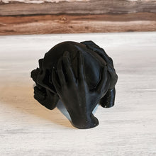 Lade das Bild in den Galerie-Viewer, Schädel mit Händen, schwarz, 9 cm 🖐