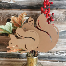 Lade das Bild in den Galerie-Viewer, Blumenstecker Eichhörnchen, 34cm