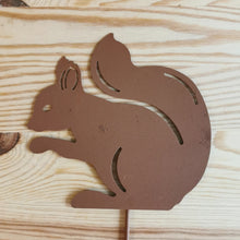 Lade das Bild in den Galerie-Viewer, Blumenstecker Eichhörnchen, 34cm