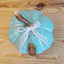 Lade das Bild in den Galerie-Viewer, Kürbis "Strick", türkis, ca. 14 cm 🖐