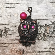 Lade das Bild in den Galerie-Viewer, Anhänger Eule, pink, 4,5 cm lang 🖐