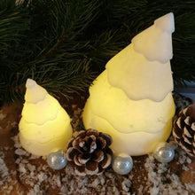 Lade das Bild in den Galerie-Viewer, Tannenbaum mit LED Teelicht, 13 cm 🖐