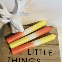 Lade das Bild in den Galerie-Viewer, Dip Dye Kerzen, rot/gelb, 3 Stück 🖐