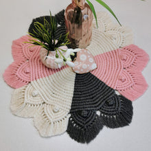 Lade das Bild in den Galerie-Viewer, Makramee Untersetzer, "rosa/grau/natur" ca. 43 cm 🖐