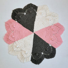 Lade das Bild in den Galerie-Viewer, Makramee Untersetzer, "rosa/grau/natur" ca. 43 cm 🖐