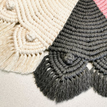 Lade das Bild in den Galerie-Viewer, Makramee Untersetzer, "rosa/grau/natur" ca. 43 cm 🖐