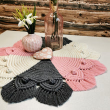 Lade das Bild in den Galerie-Viewer, Makramee Untersetzer, "rosa/grau/natur" ca. 43 cm 🖐