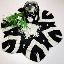 Lade das Bild in den Galerie-Viewer, Makramee Untersetzer, "schwarz/natur" ca. 41 cm 🖐