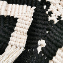 Lade das Bild in den Galerie-Viewer, Makramee Untersetzer, "schwarz/natur" ca. 41 cm 🖐