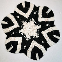 Lade das Bild in den Galerie-Viewer, Makramee Untersetzer, "schwarz/natur" ca. 41 cm 🖐