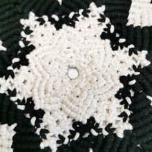 Lade das Bild in den Galerie-Viewer, Makramee Untersetzer, "schwarz/natur" ca. 41 cm 🖐