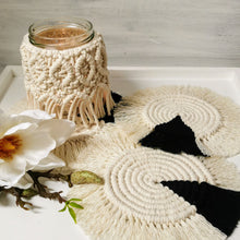 Lade das Bild in den Galerie-Viewer, Makramee Untersetzer, "schwarz/natur, ∅ ca. 19 cm 🖐