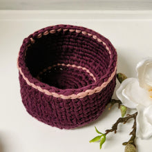 Lade das Bild in den Galerie-Viewer, Häkelkörbchen, Pflaume, ∅ ca. 13 cm 🖐