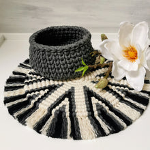Lade das Bild in den Galerie-Viewer, Häkelkörbchen, grau, ∅ ca. 12 cm 🖐