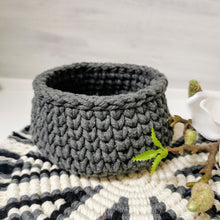Lade das Bild in den Galerie-Viewer, Häkelkörbchen, grau, ∅ ca. 12 cm 🖐