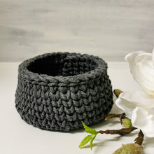 Lade das Bild in den Galerie-Viewer, Häkelkörbchen, grau, ∅ ca. 12 cm 🖐