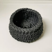 Lade das Bild in den Galerie-Viewer, Häkelkörbchen, grau, ∅ ca. 12 cm 🖐