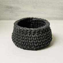 Lade das Bild in den Galerie-Viewer, Häkelkörbchen, grau, ∅ ca. 12 cm 🖐