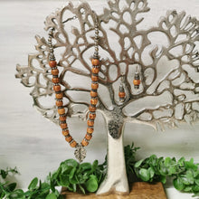Lade das Bild in den Galerie-Viewer, Kette mit Holzperlen 44 cm lang 🖐