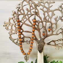 Lade das Bild in den Galerie-Viewer, Kette mit Holzperlen 44 cm lang 🖐