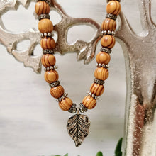 Lade das Bild in den Galerie-Viewer, Kette mit Holzperlen 44 cm lang 🖐