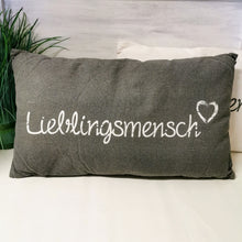 Lade das Bild in den Galerie-Viewer, Kissen 50x30 cm in grau mit weißem Aufdruck Lieblingsmensch