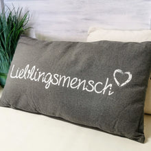 Lade das Bild in den Galerie-Viewer, Kissen 50x30 cm in grau mit weißem Aufdruck Lieblingsmensch