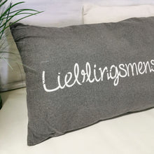 Lade das Bild in den Galerie-Viewer, Kissen 50x30 cm in grau mit weißem Aufdruck Lieblingsmensch