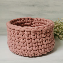 Lade das Bild in den Galerie-Viewer, Häkelkörbchen, altrosa ∅ ca. 16 cm 🖐