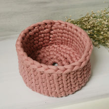 Lade das Bild in den Galerie-Viewer, Häkelkörbchen, altrosa ∅ ca. 16 cm 🖐