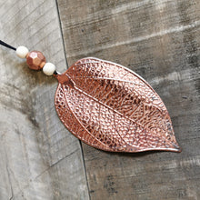 Lade das Bild in den Galerie-Viewer, Anhänger Blatt "kupfer", 14 cm