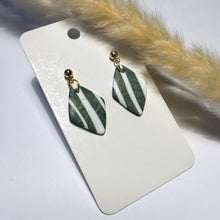 Lade das Bild in den Galerie-Viewer, Polymer Clay Ohrringe, Raute weiß/grau &amp; gold, ca. 3,5 cm 🖐️
