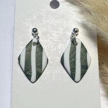 Lade das Bild in den Galerie-Viewer, Polymer Clay Ohrringe, Raute weiß/grau &amp; silber, ca. 3,5 cm 🖐️
